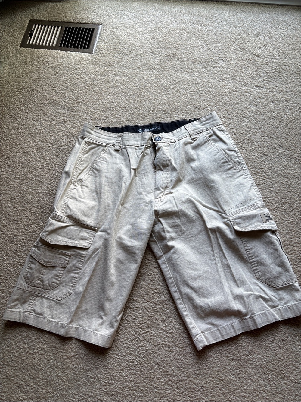 Akademiks Beige Cargo Shorts with Multiple Pockets